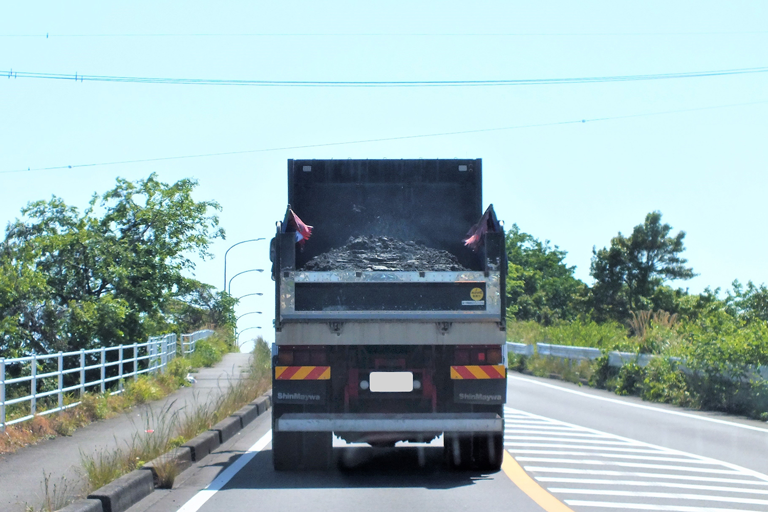 荷台に砂利を積んだダンプカー