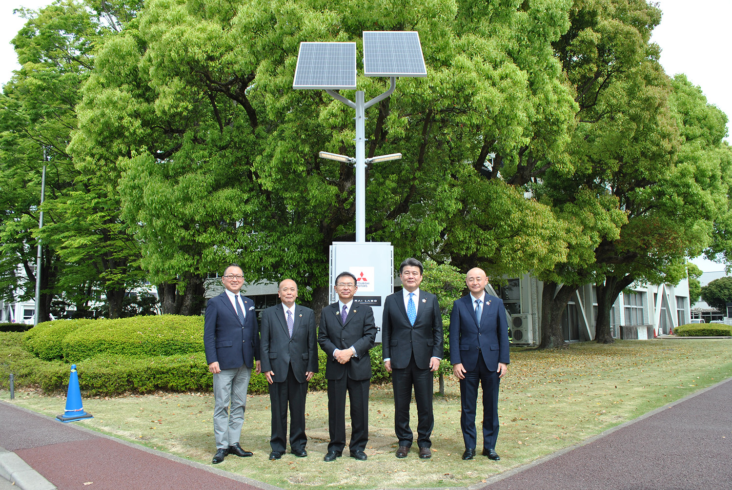 左からMIRAI-LABO社長の平塚さん、岡崎市の清水副市長、中根市長、三菱自動車執行役員の岩本さん、岡崎製作所長の今井さん