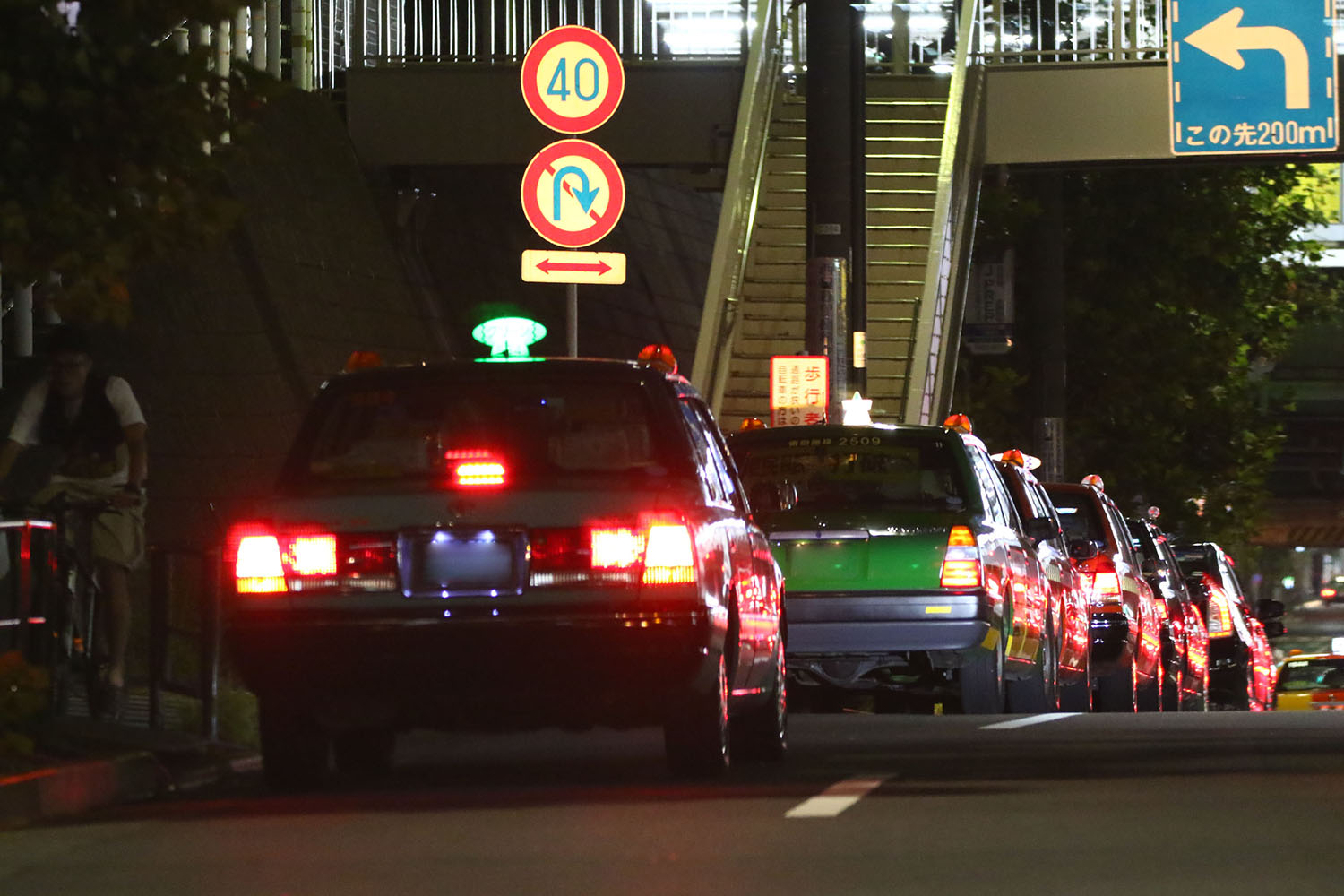 夜間にできる複数台のタクシーの車列