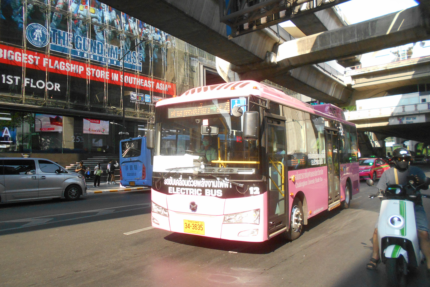 筆者が2023年にバンコクを訪れた際に走っていたBEVバス