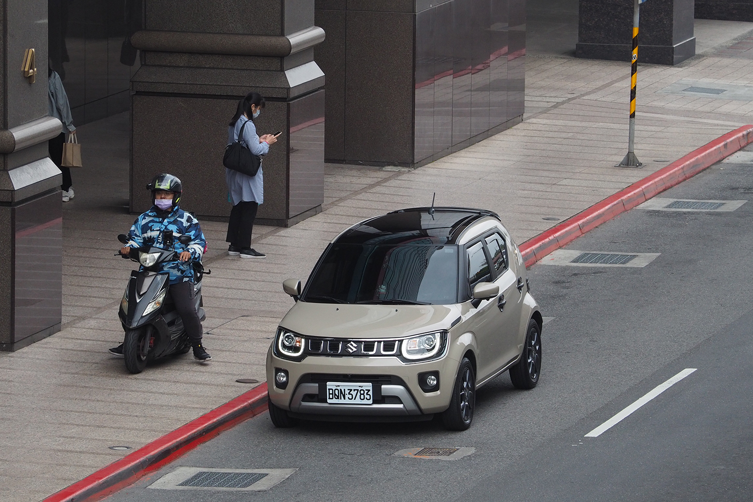 台北市内に停車していたスズキ・イグニス