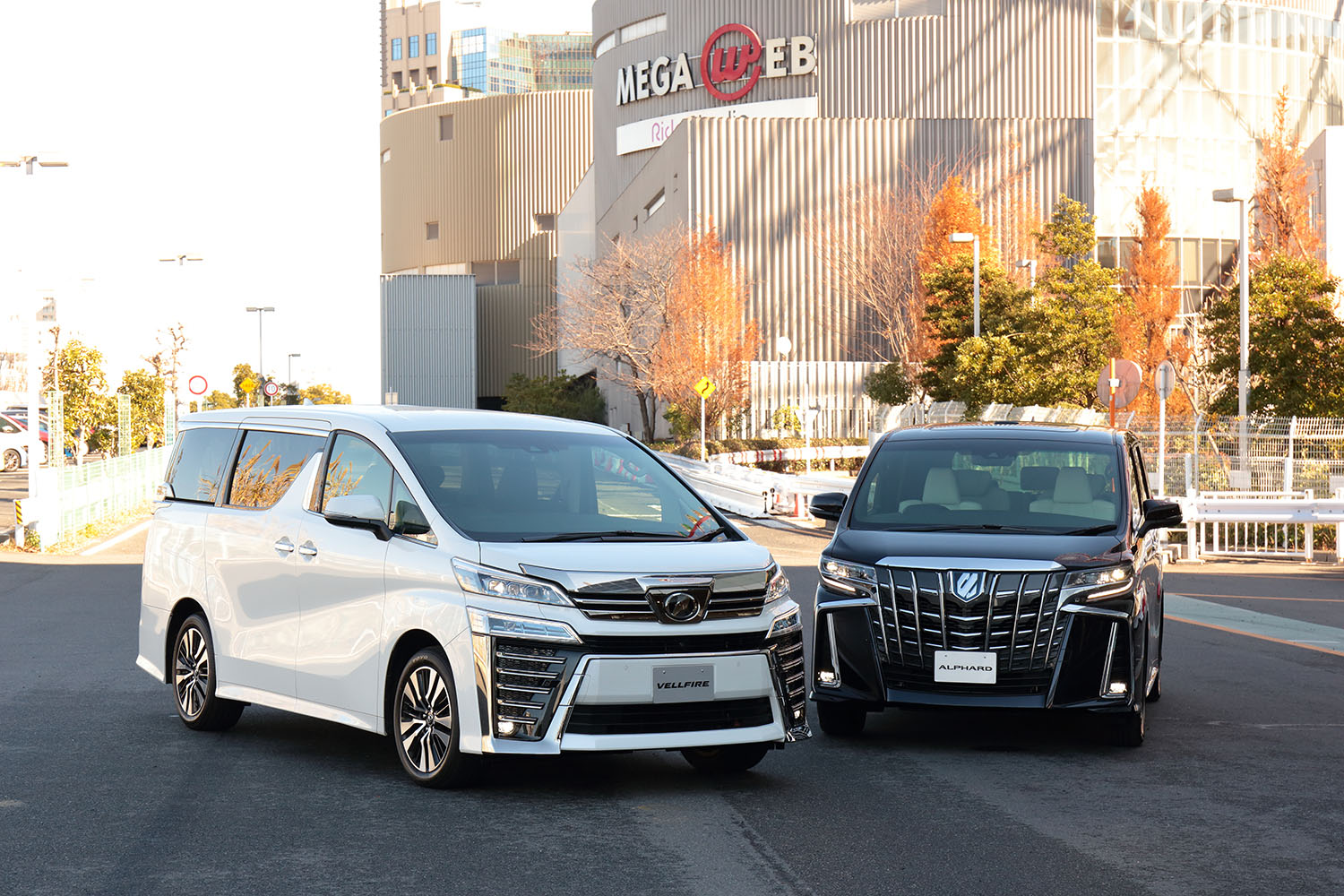 トヨタ・アルファード（3代目）とヴェルファイア（2代目）の2台並び