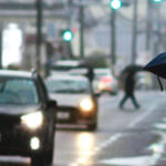 車道にはみ出している場合もあるけど……歩行者の傘とクルマが接触した場合ドッチに責任？