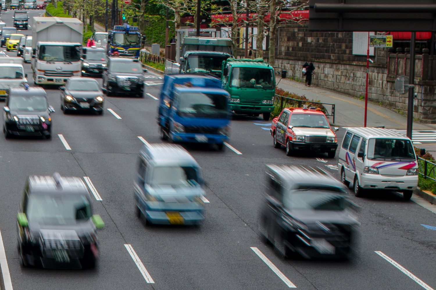 幹線道路をスピードを出して走るクルマ 〜 画像5