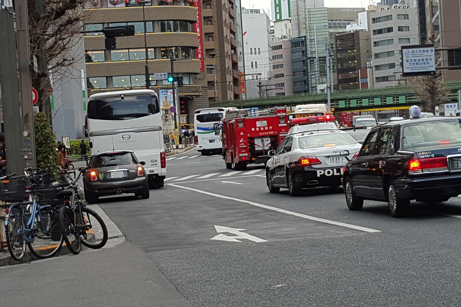 左折可の車線で左折するクルマ 〜 画像3