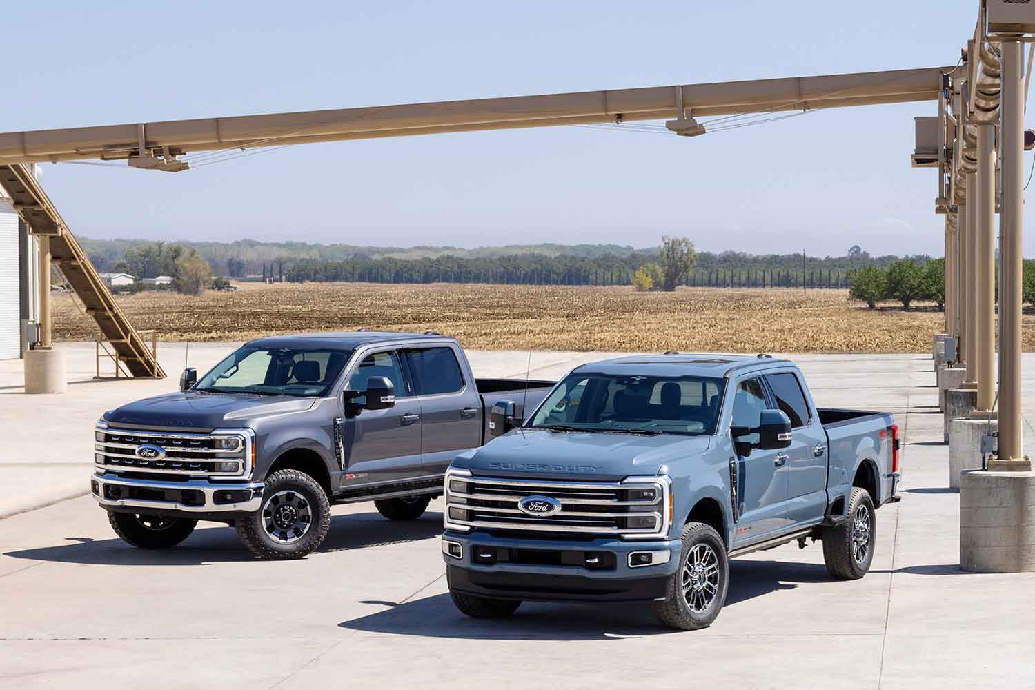 フォード・スーパーデューティ F-250とF-350の2台並び 〜 画像21