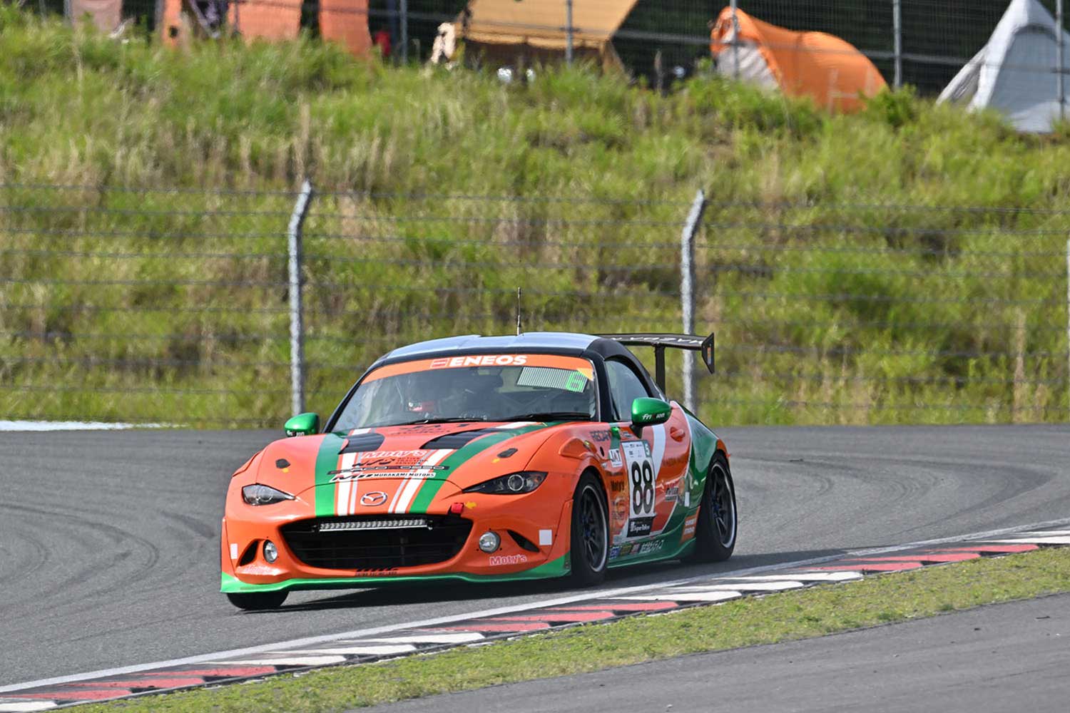 スーパー耐久第2戦の88号車「村上モータースMAZDAロードスター」の走行写真 〜 画像5