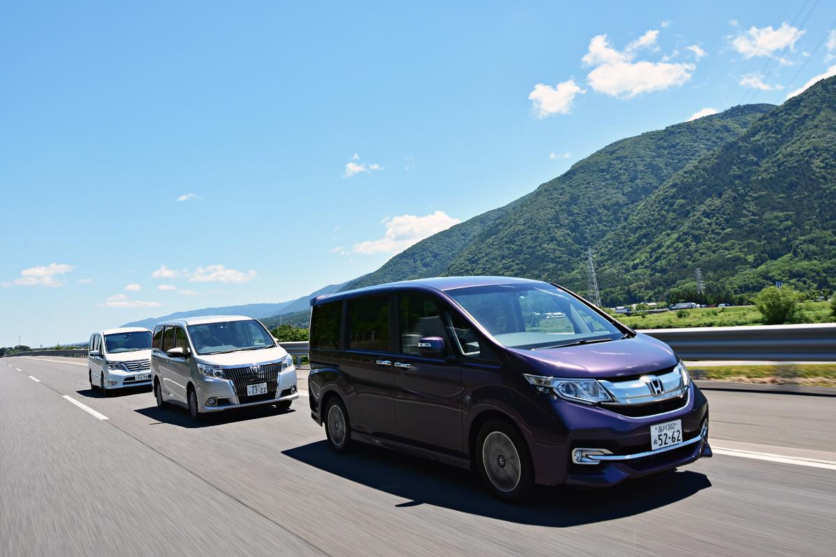 ホンダ・ステップワゴンとトヨタ・エスクワイヤと日産セレナの走行シーン