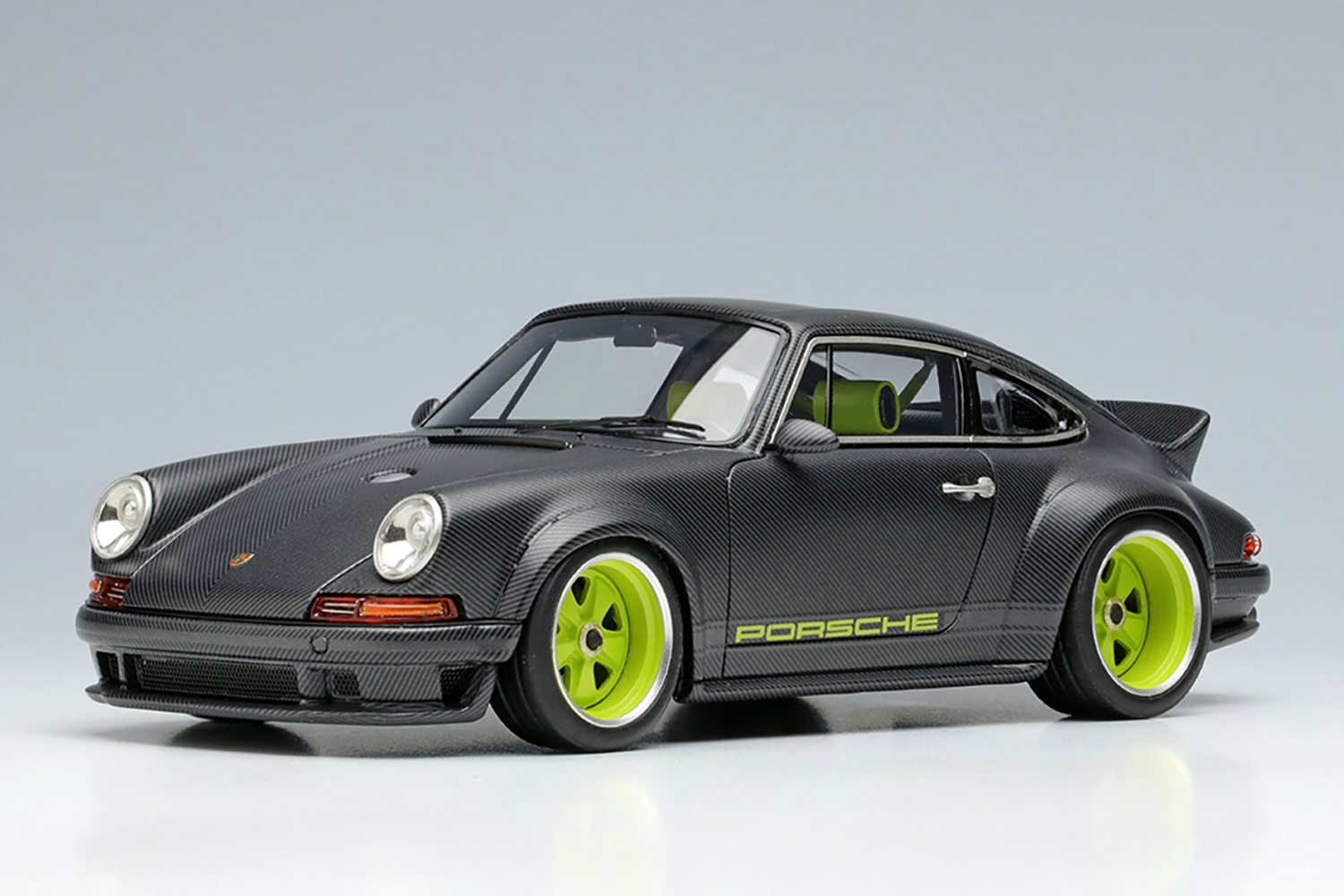 メイクアップの1/43シンガー911 DLSモデルカーのフロントスタイリング 〜 画像7