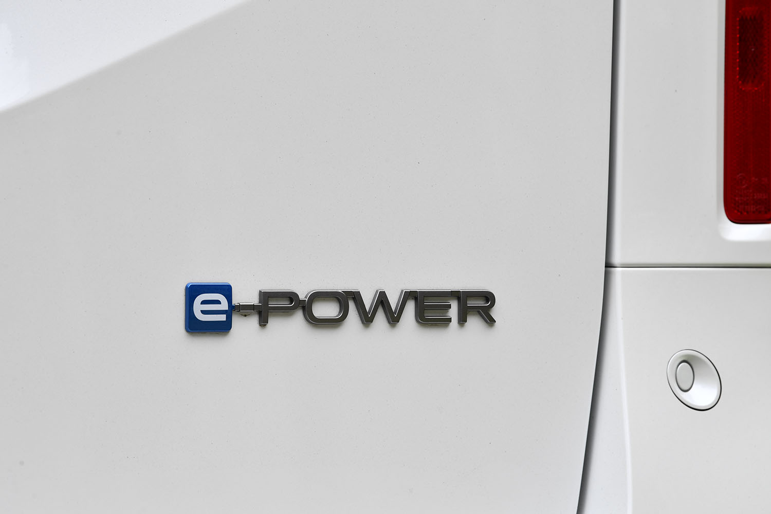 日産セレナe-POWERエンブレム 〜 画像113