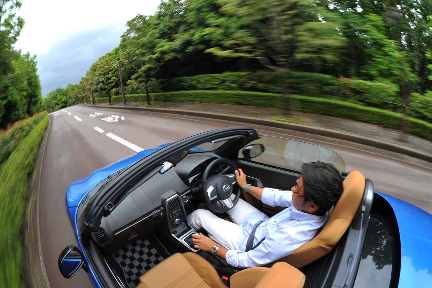 屋根を開けたまま走るオープンカー