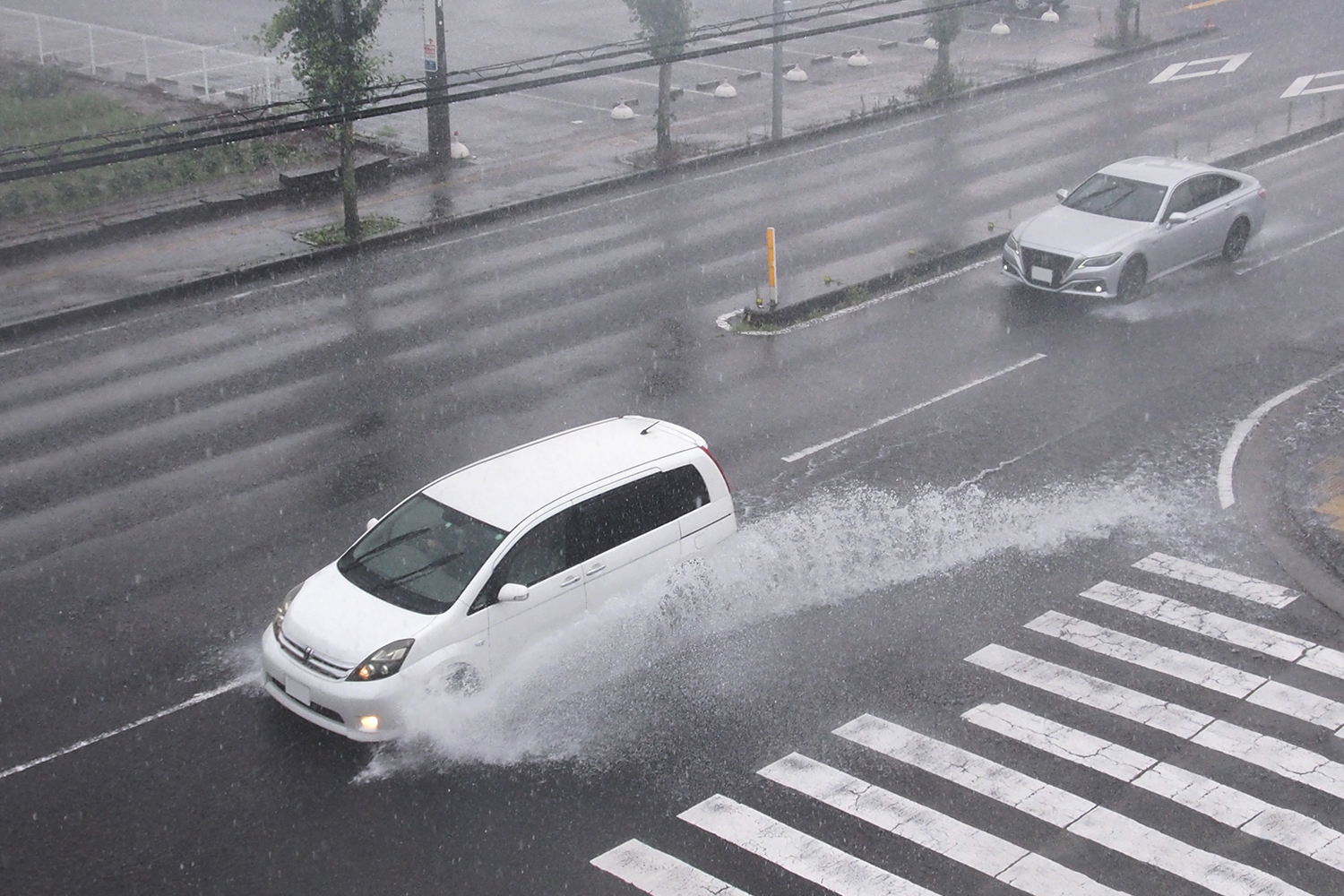 雨のなか走るクルマ