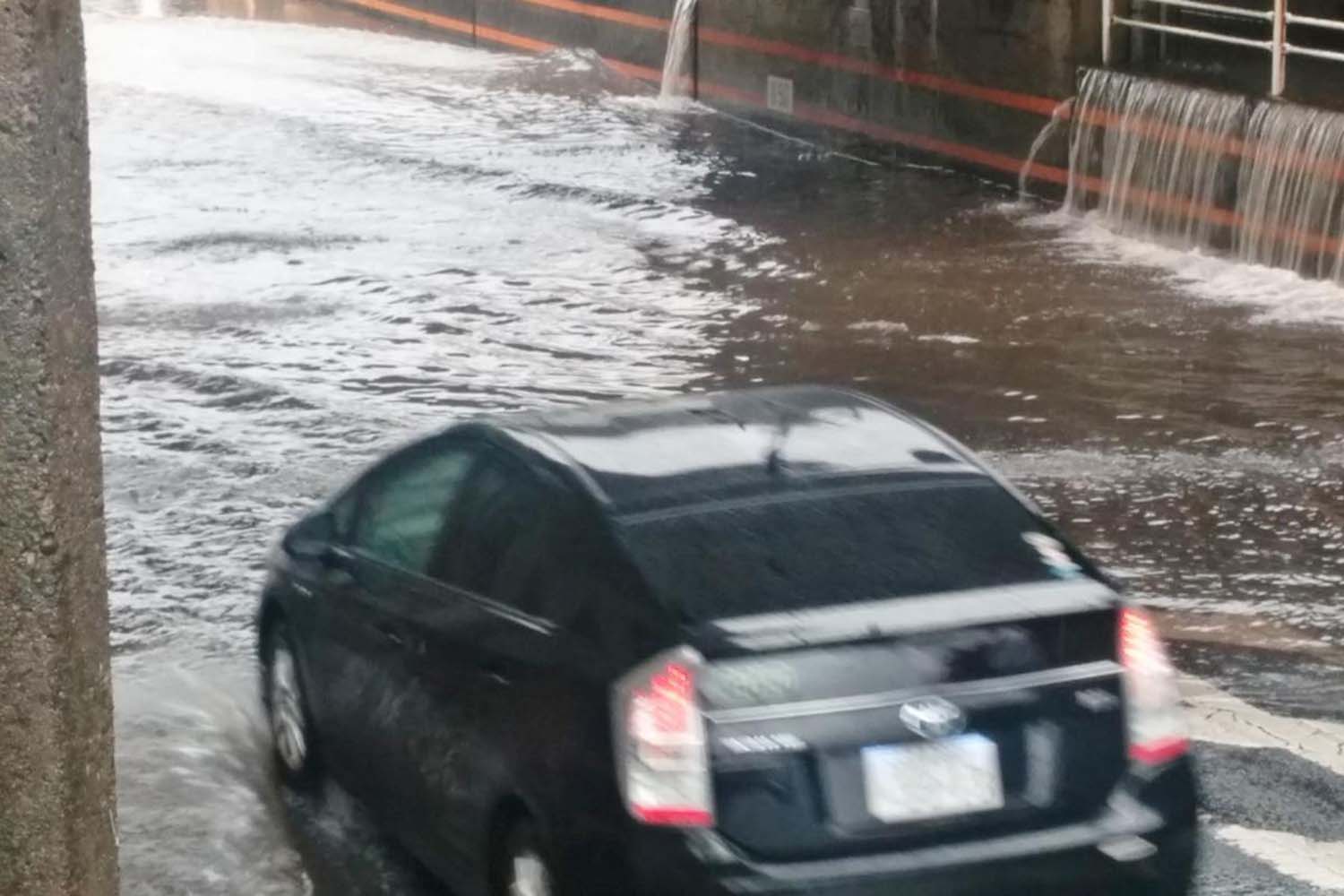 冠水した道路を走るクルマ