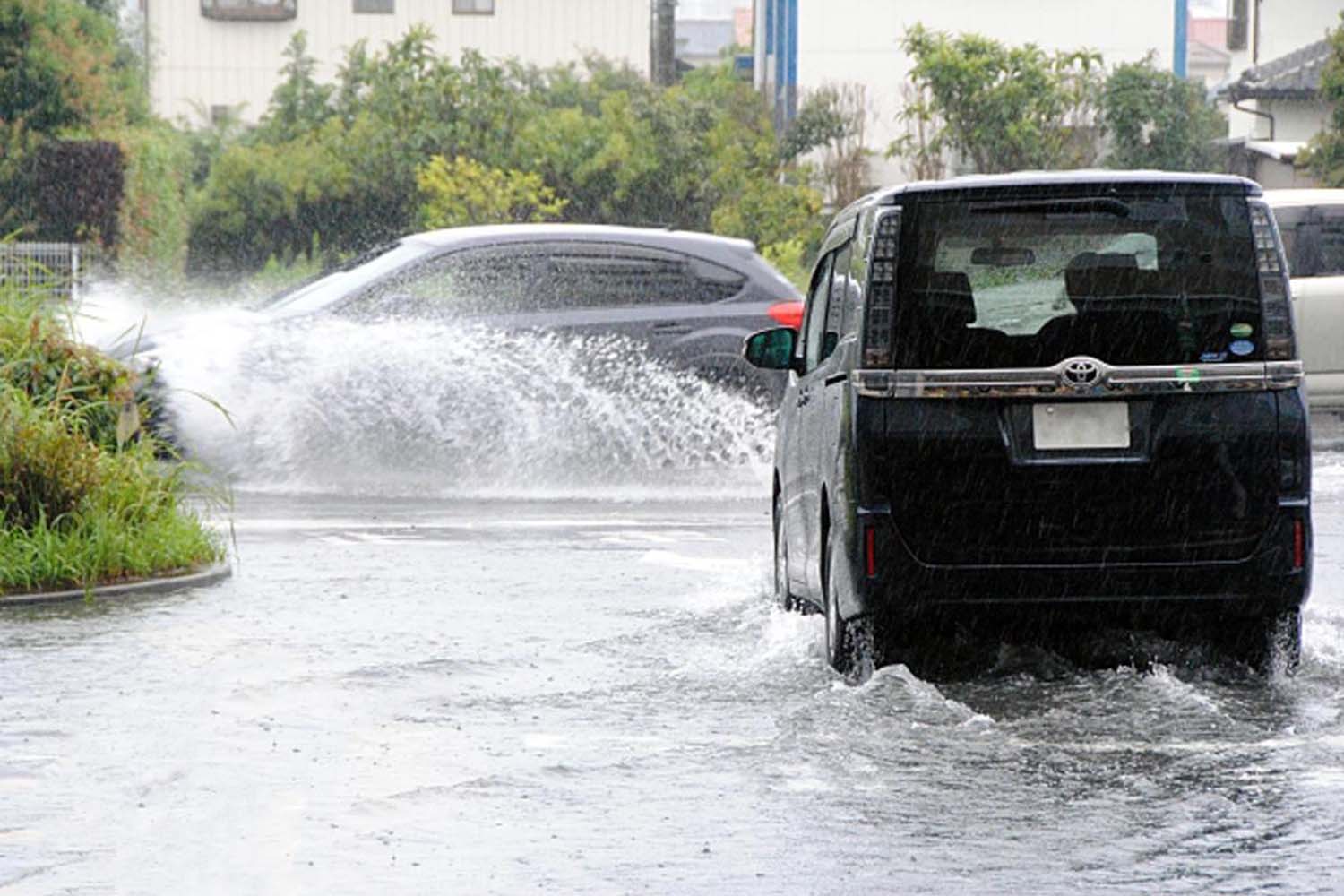 冠水した道路を走るクルマ