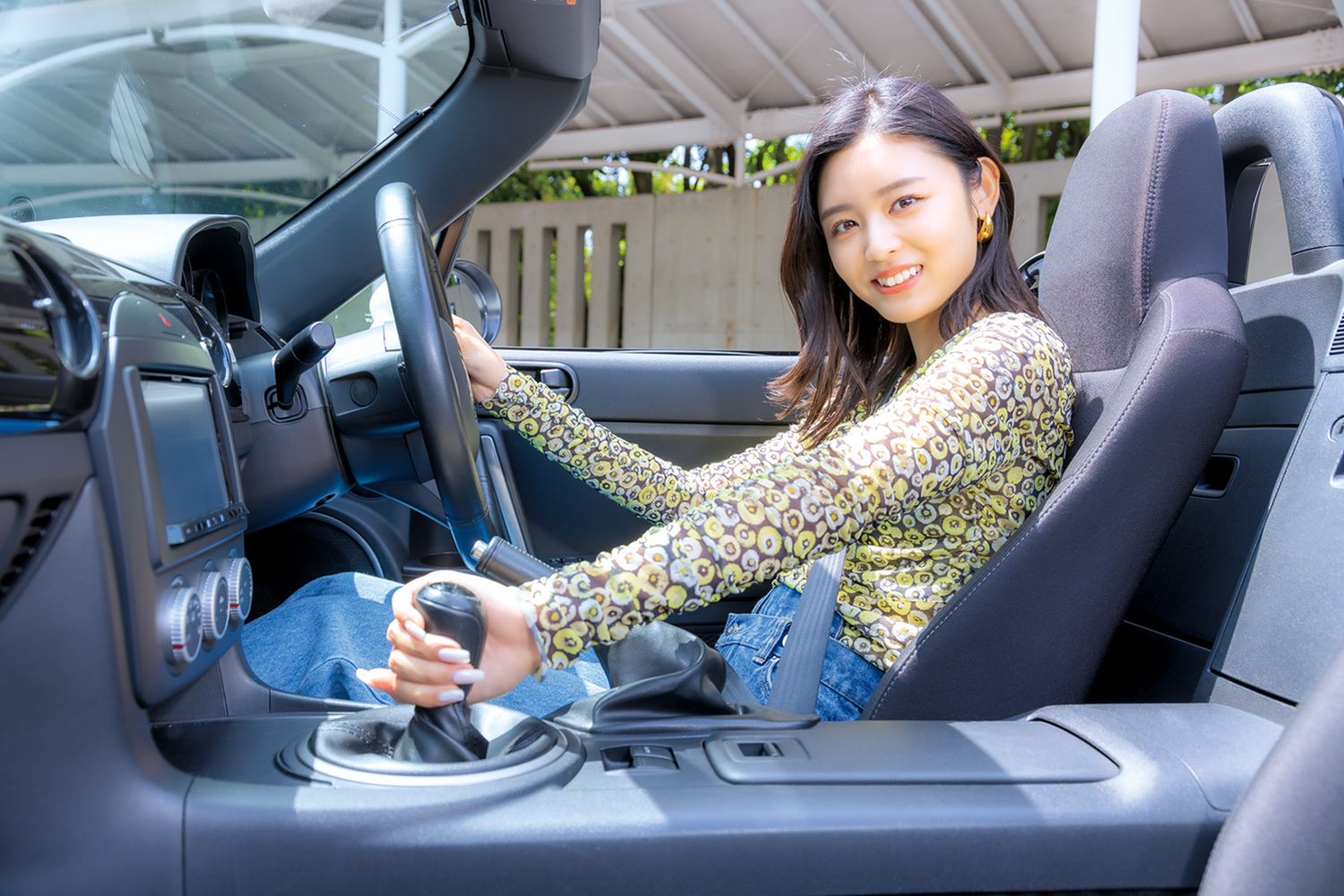 マツダ・ロードスターを運転する古畑星夏チャン