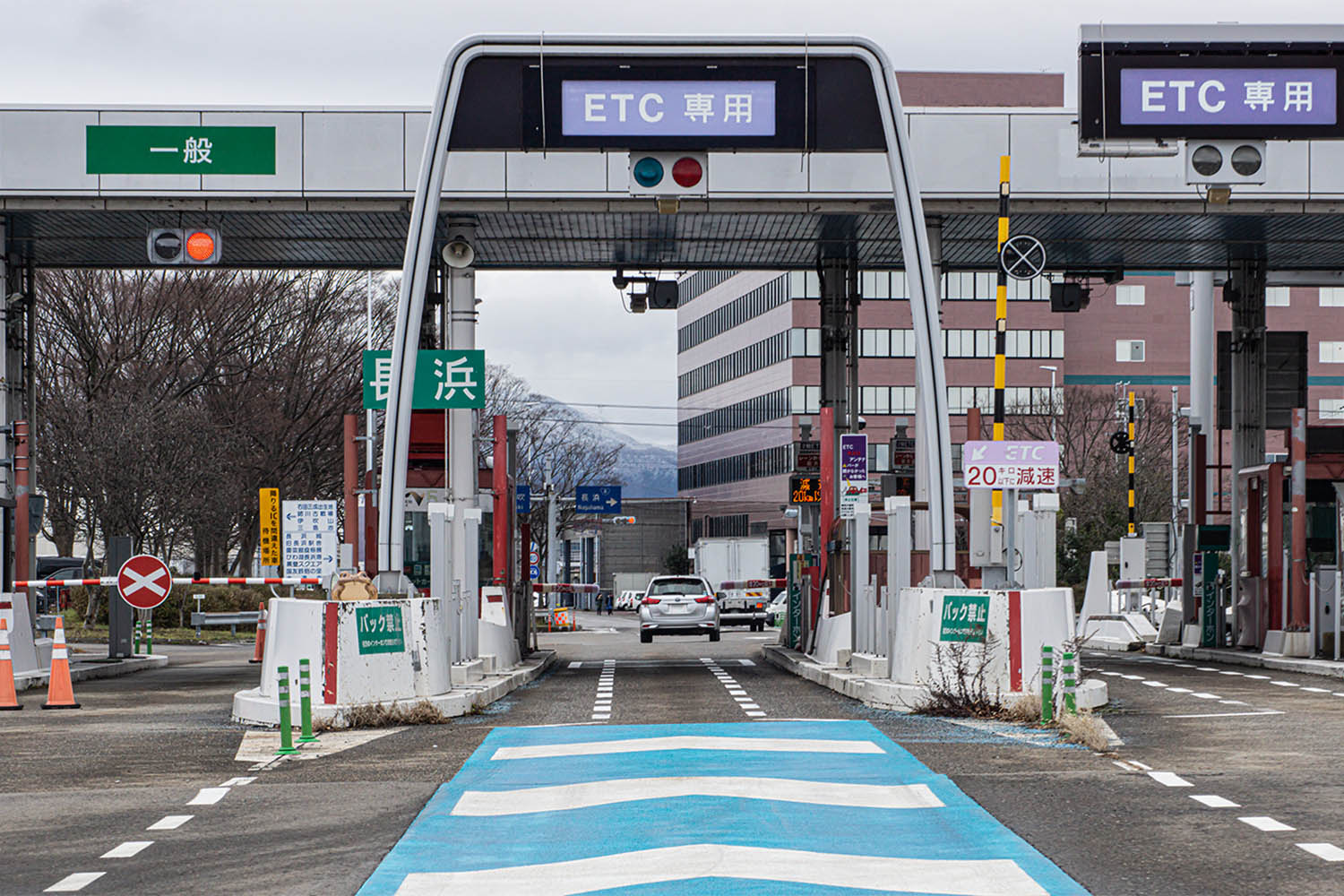 高速道路料金所での取り締まりで違反者は見逃さない