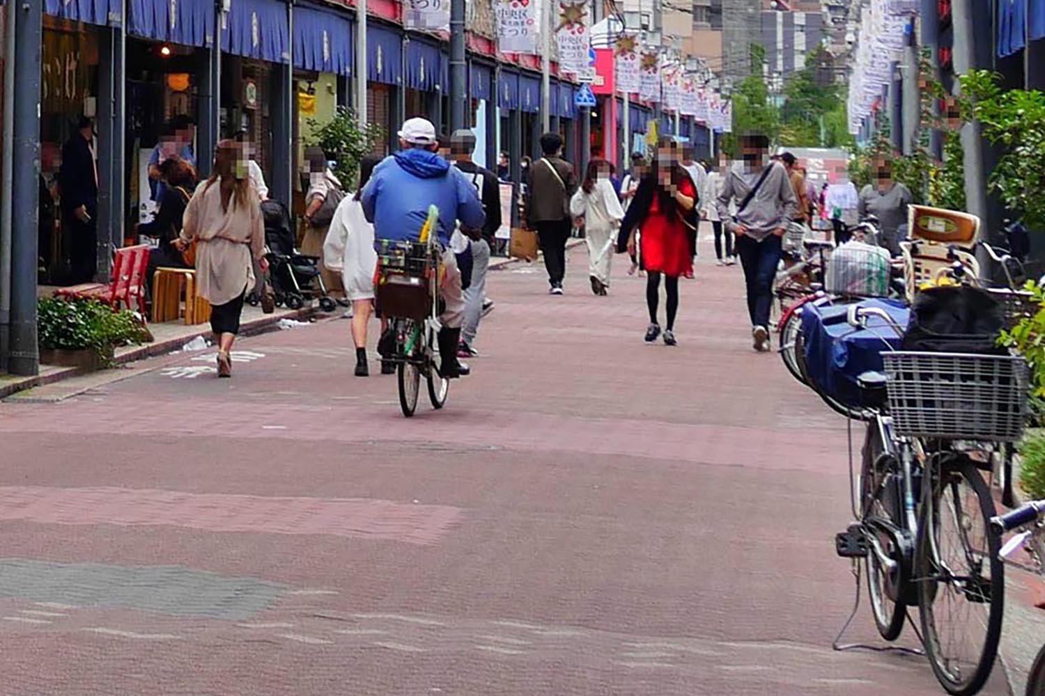 人混みのなかを走る自転車