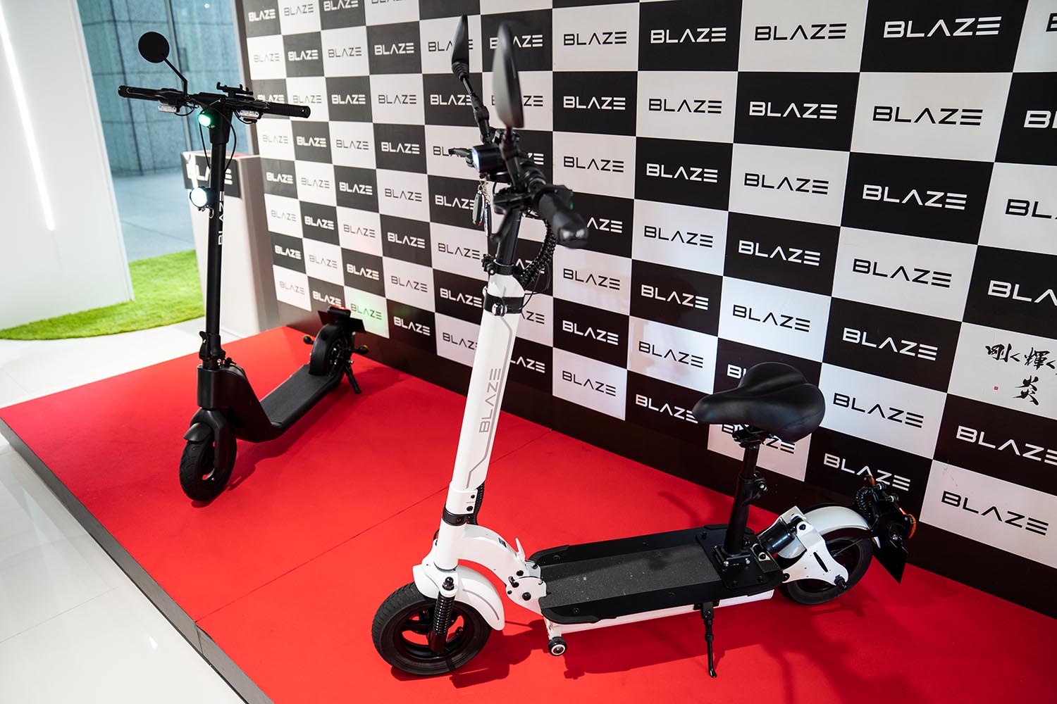 「BLAZE KICKBOARD EV」2モデルの集合