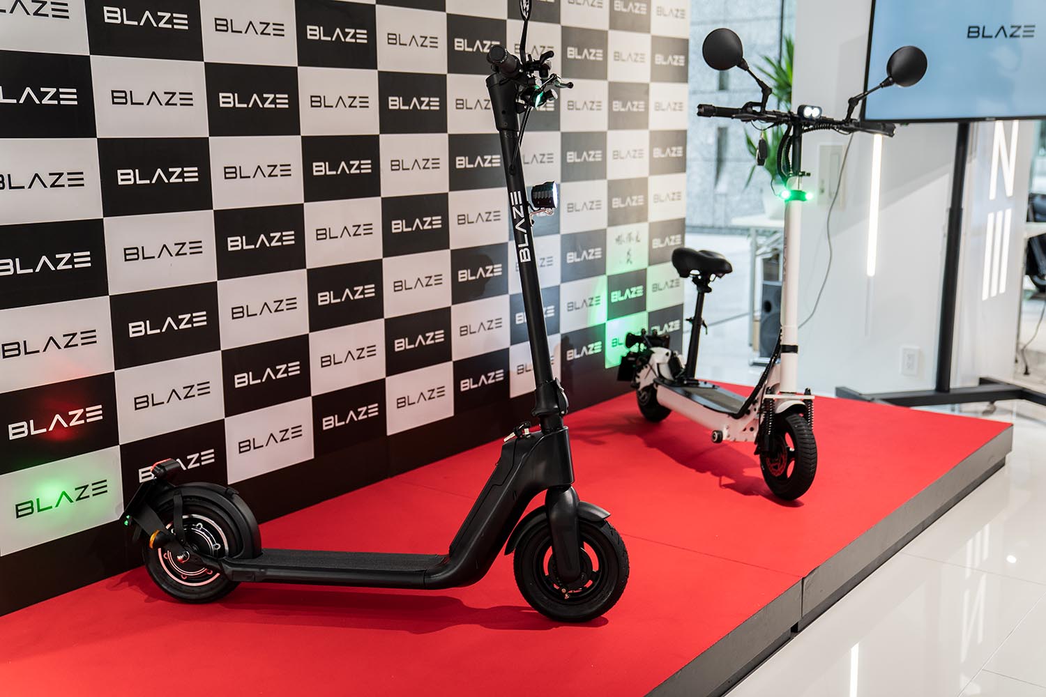 「BLAZE KICKBOARD EV」2モデルの集合