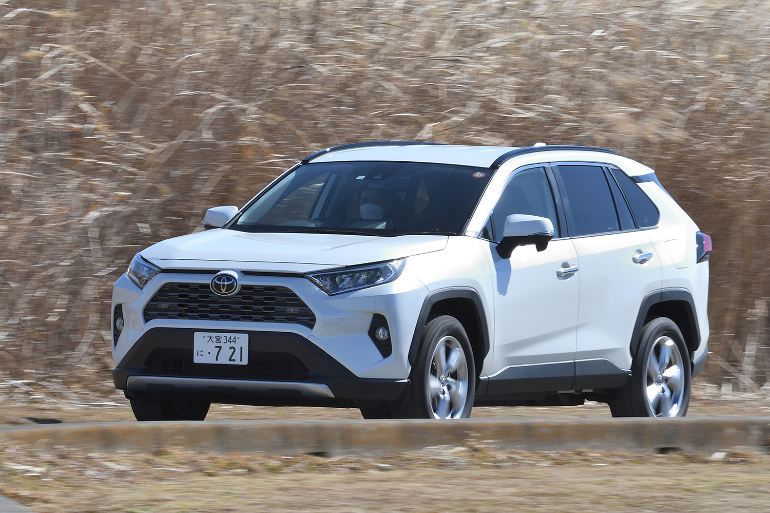 トヨタRAV4の走行シーン