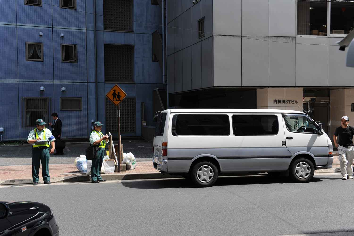 駐車違反の車両を取り締まる駐車監視員 〜 画像2