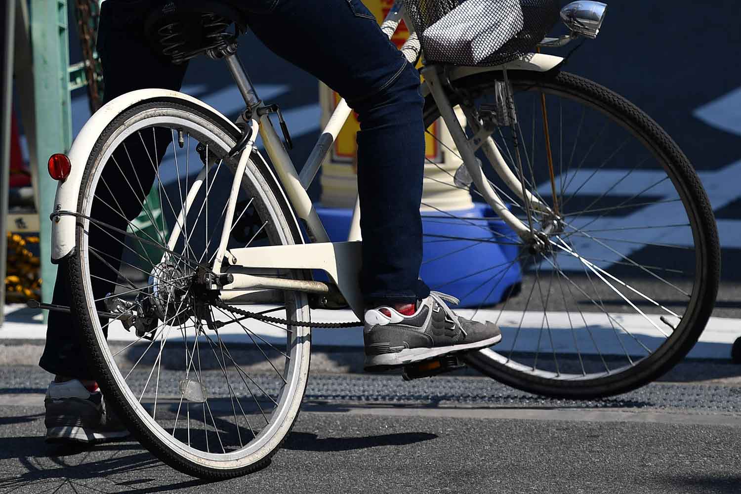 街中の自転車のイメージ写真