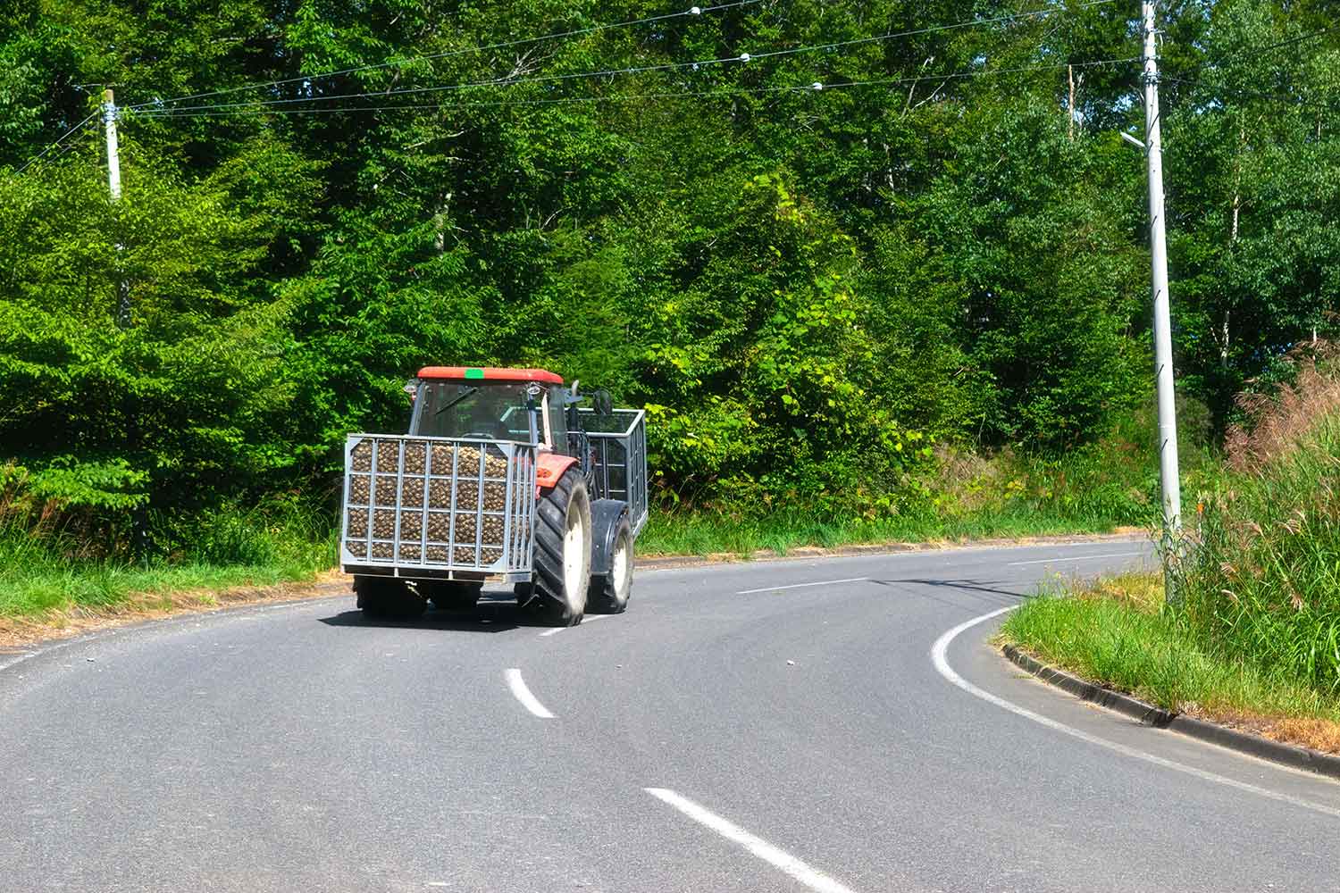 道路を走行するトラクターのイメージ写真