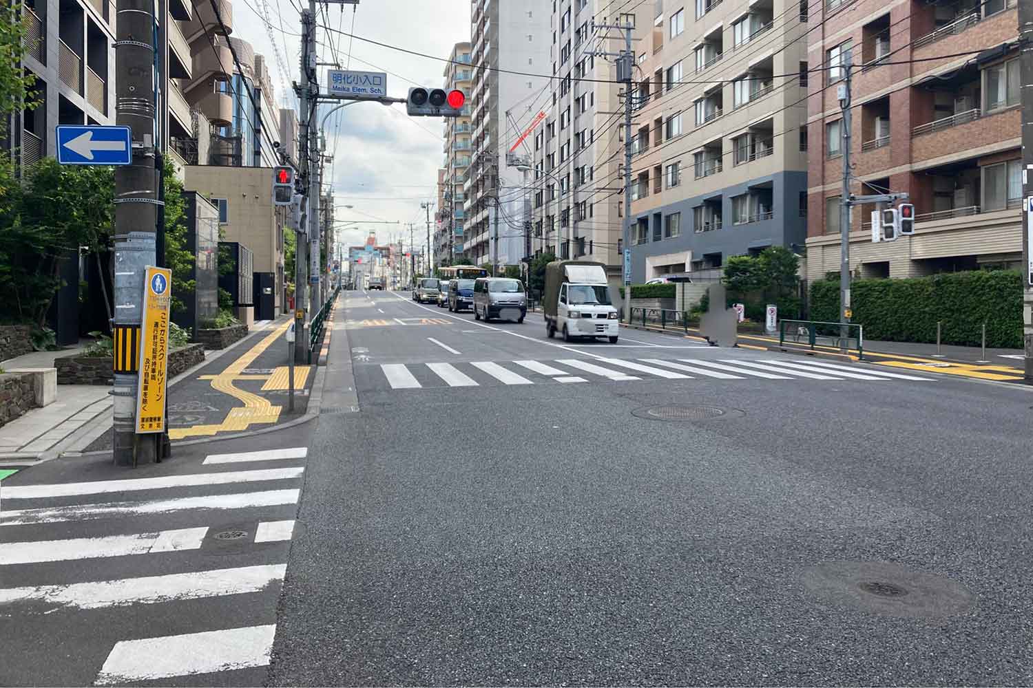 横断歩道のある交差点のイメージ写真