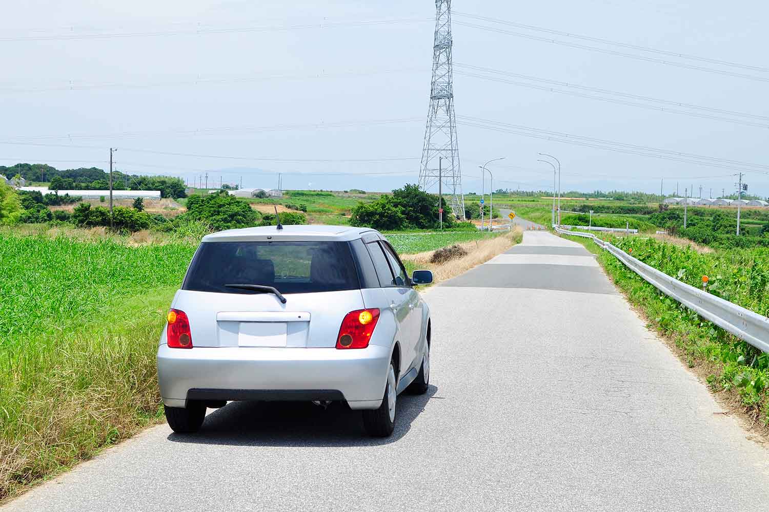 ハザードランプを点灯させて道路の端で停車しているイメージ写真