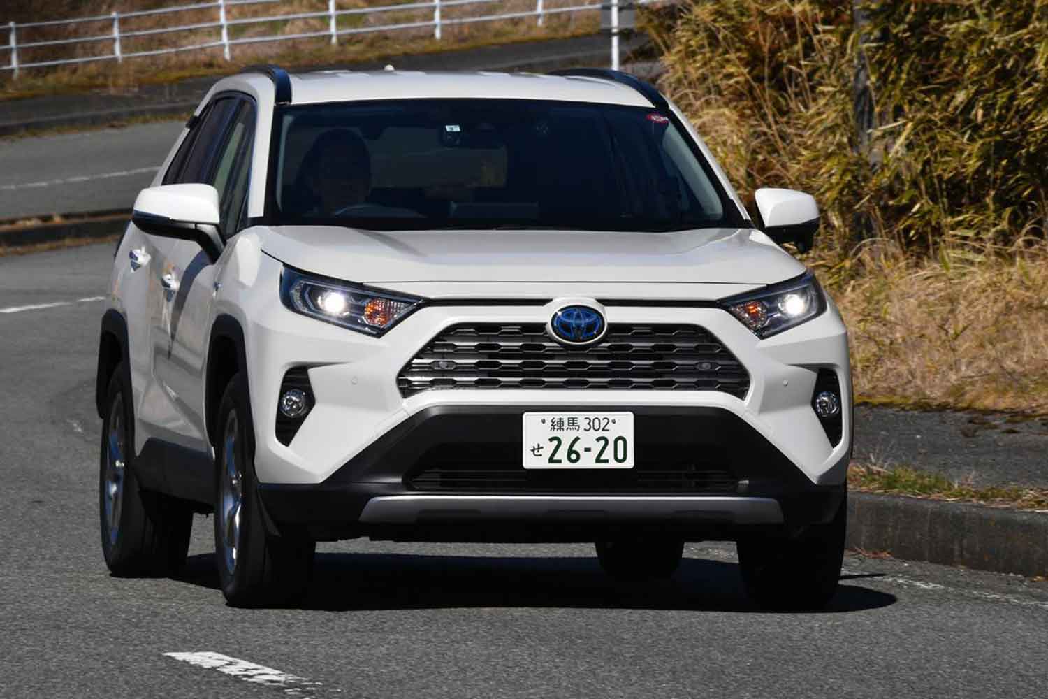 デイライトを点灯させながら走るトヨタRAV4