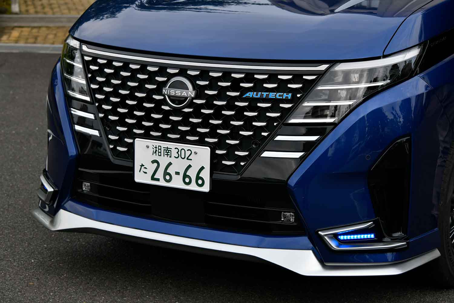 下側にブルーのライトが点灯している日産セレナ オーテック e-POWERのフロント 〜 画像5