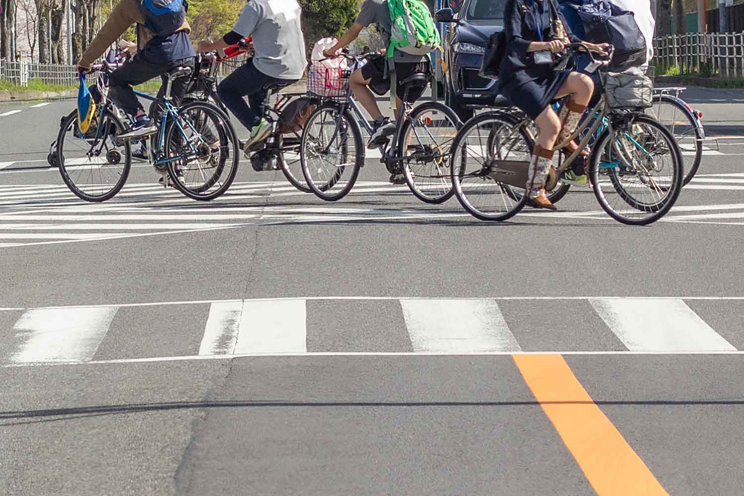 複数の自転車が横断している写真