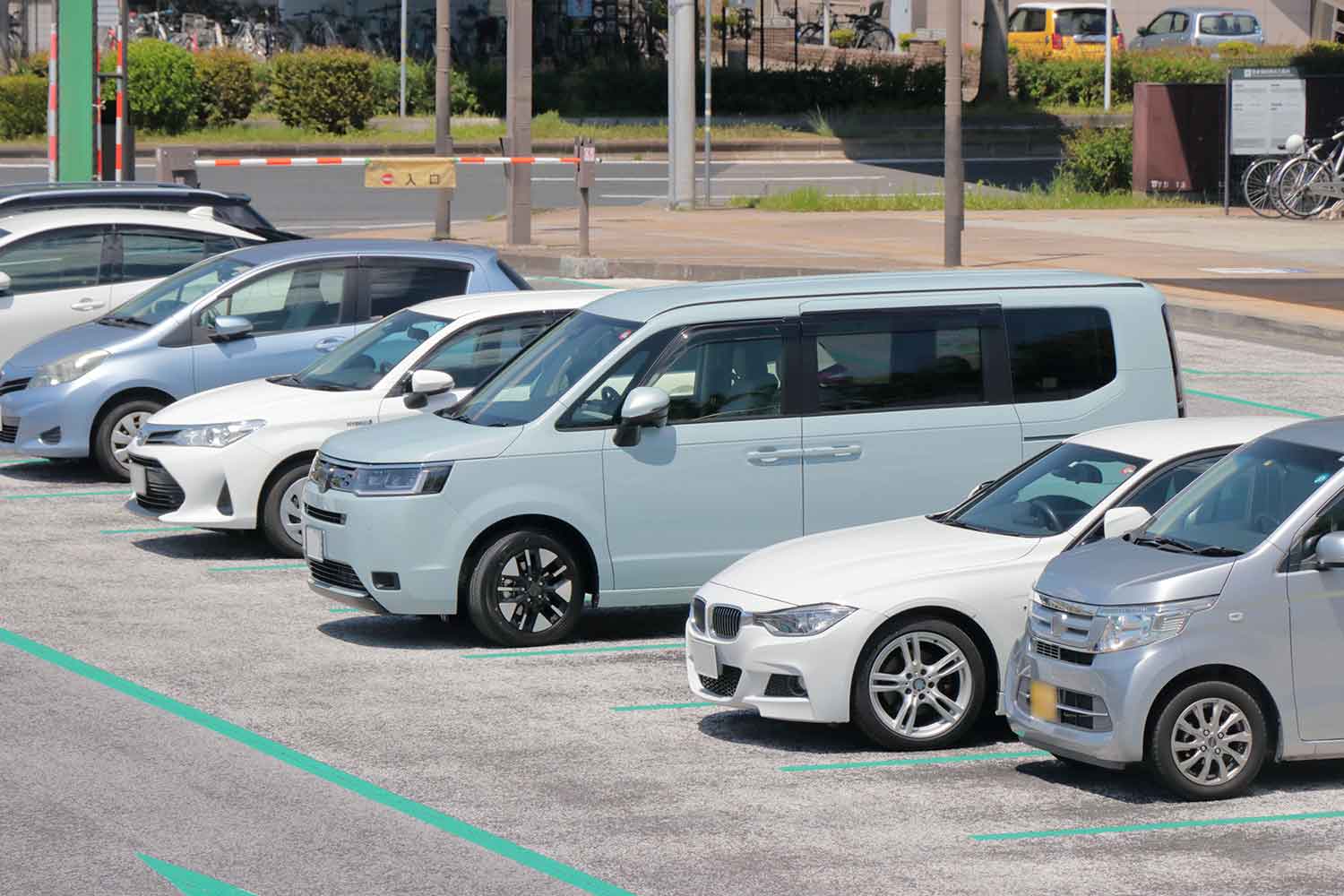 複数台のクルマが駐車している駐車場の様子