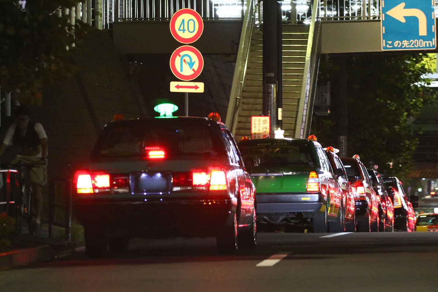 夜間のタクシーの車列 〜 画像3