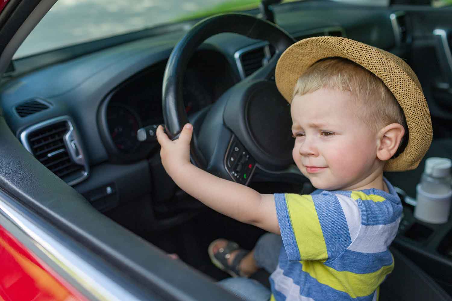 子どもが運転席に座っている様子 〜 画像7