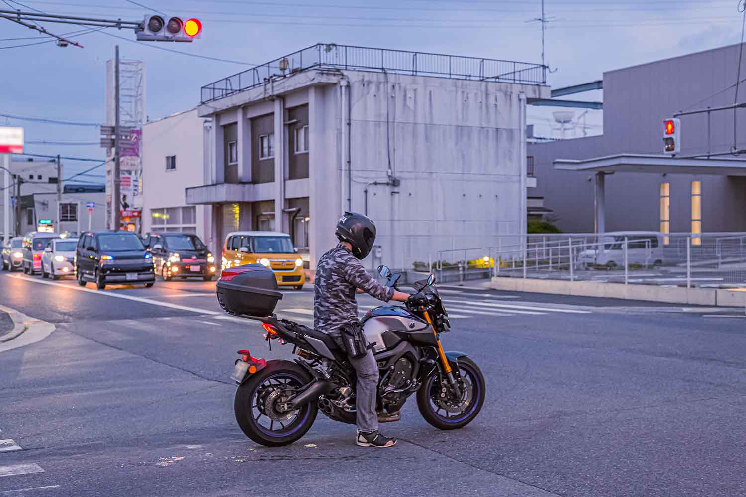 交差点内で停車している二輪車のイメージ写真 〜 画像5