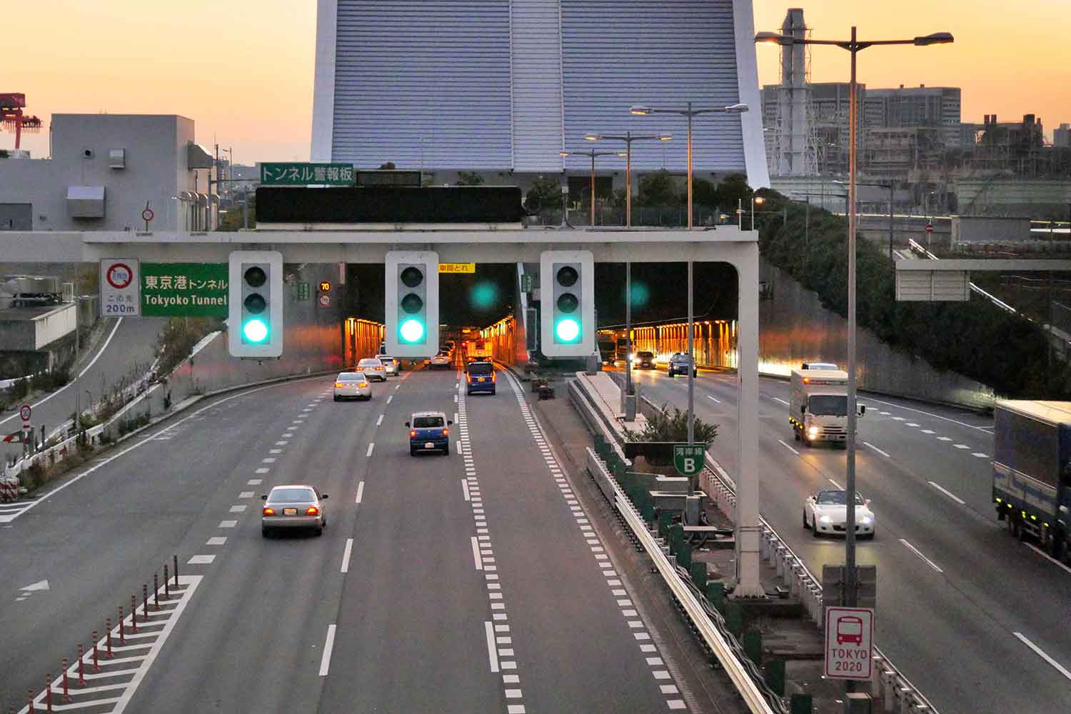 東京湾トンネルの入り口付近の信号機