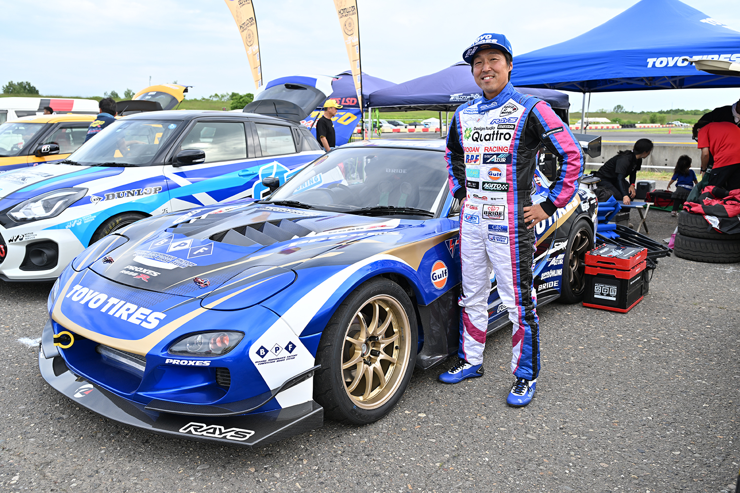 藤井選手とマツダRX-7の2ショット