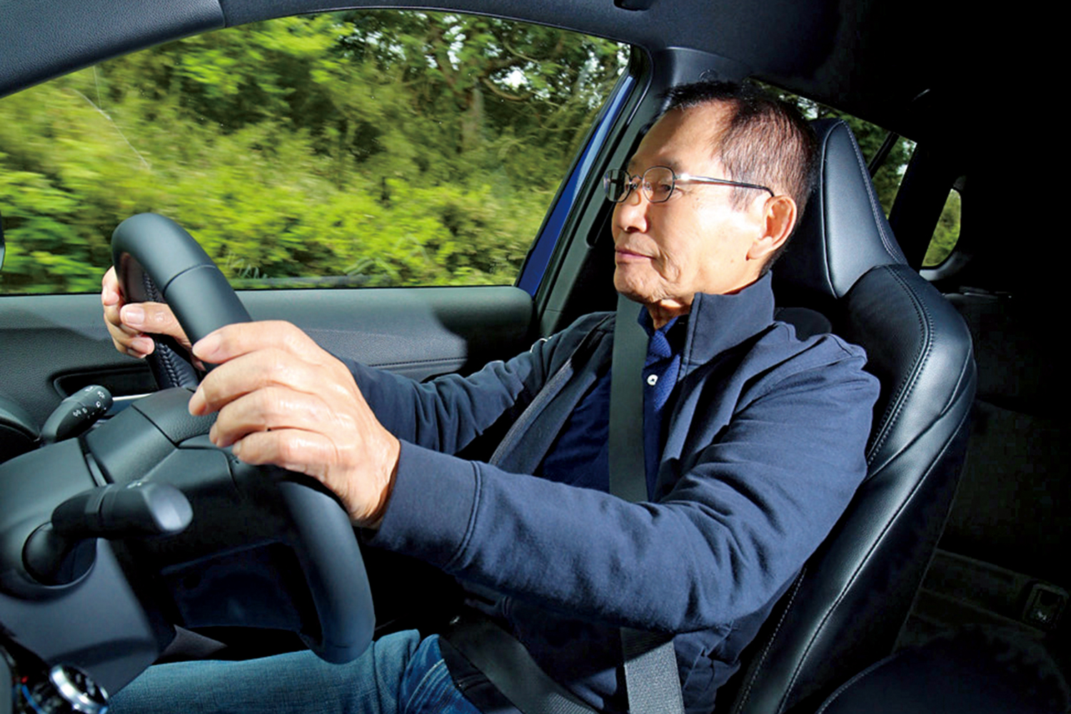 トヨタ・カローラ クロスを運転する黒沢元治さん