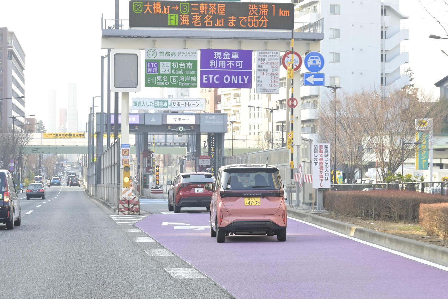 首都高の入口に入るソルテラとサクラ