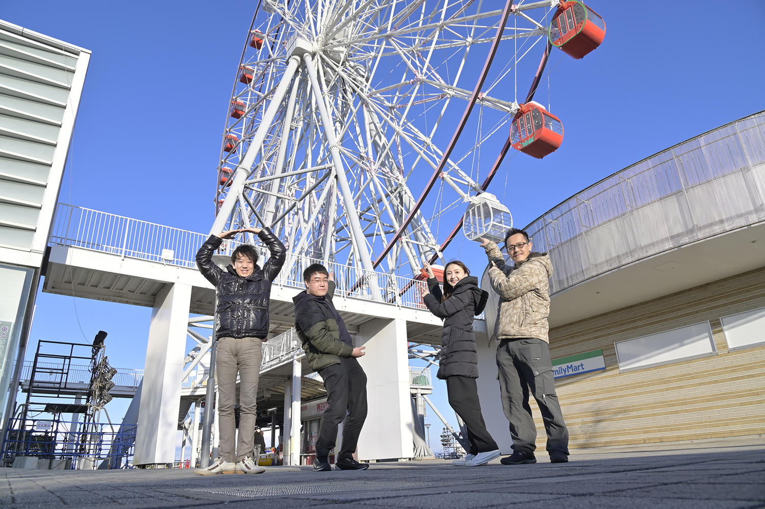 観覧車の前に集結した4人のスタッフ 〜 画像107