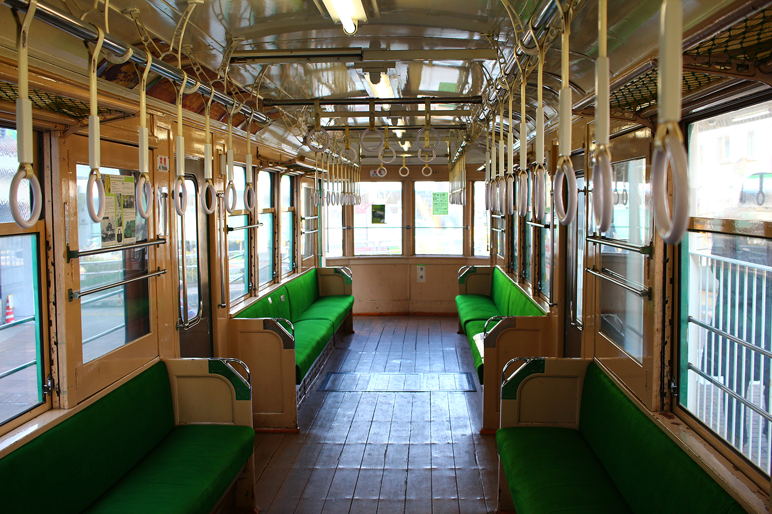 電車の車内 〜 画像6