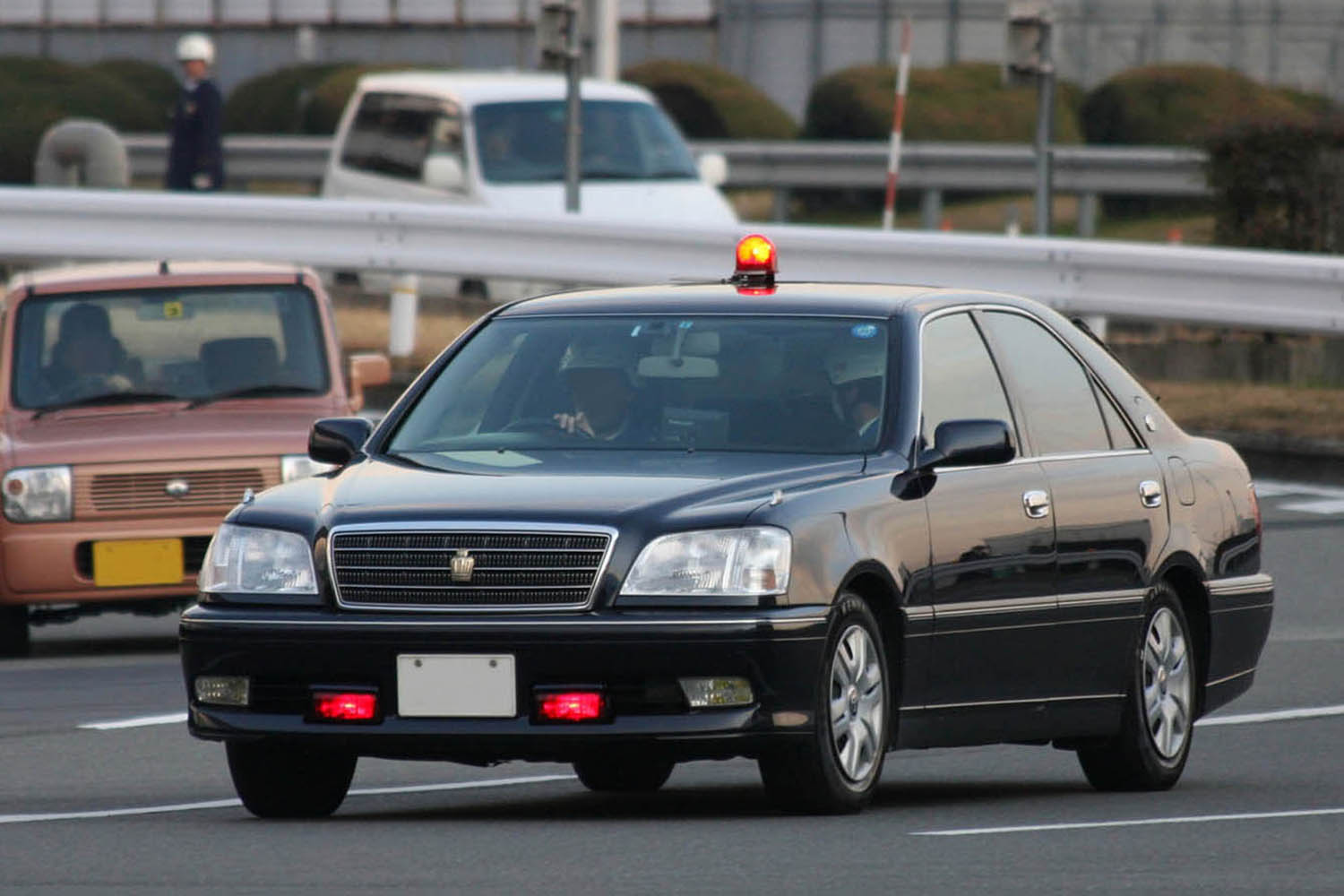 違反車の追尾に赤色灯は必要だがサイレンは不要だった