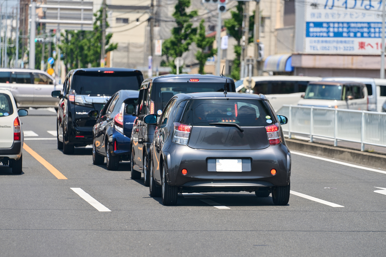 信号待ちをするクルマのイメージ