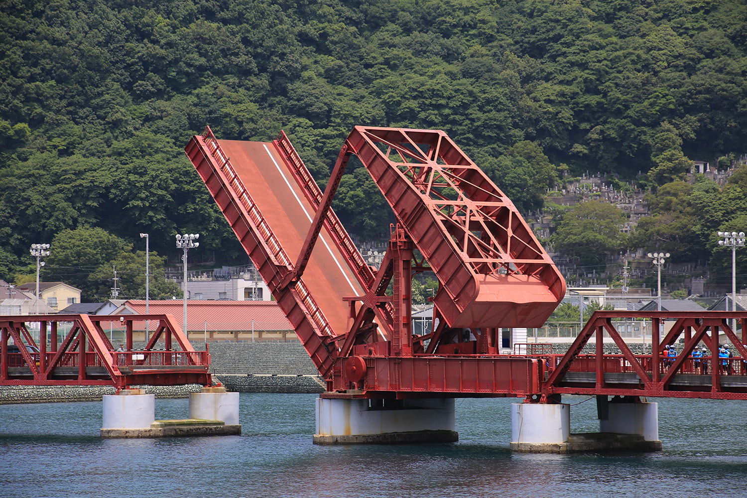 開閉部分を跳ね上げた長浜大橋