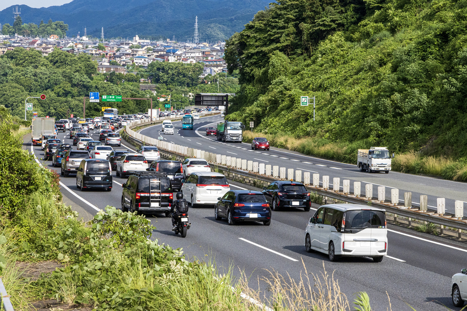 お盆で渋滞する高速道路