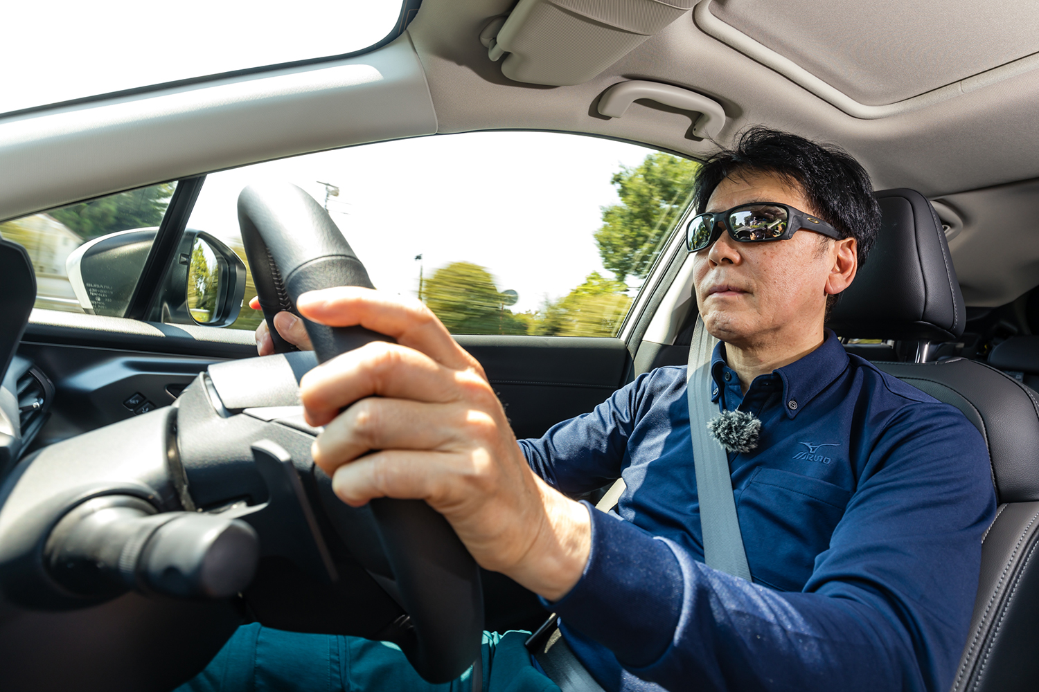 スバル・インプレッサSTIパフォーマンスパーツ装着車をドライブする中谷明彦さん