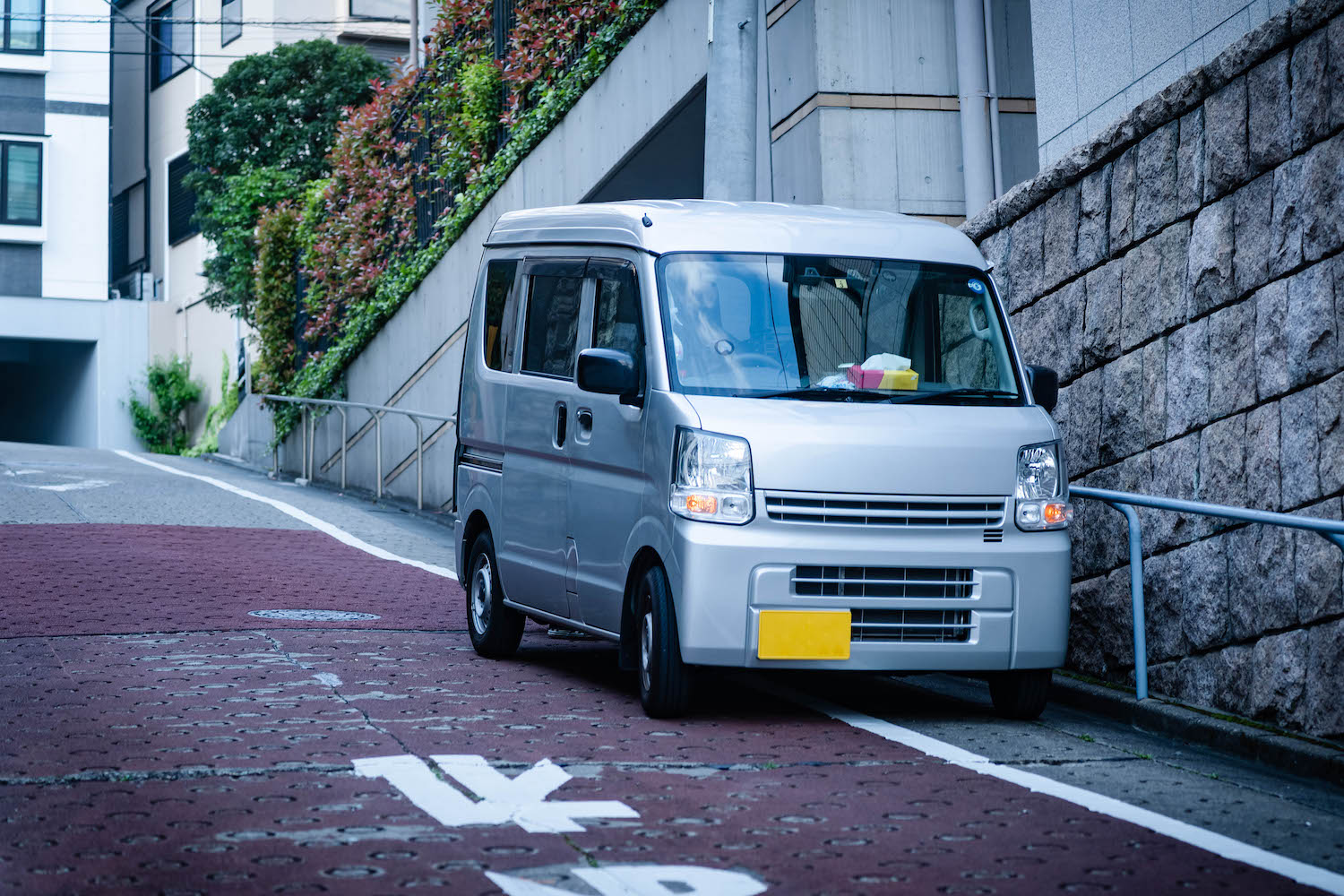 ＡＴ車のサイドブレーキとＭＴ車のギヤ入れ駐車は二次事故を防ぐためにも必須行為だ 〜 画像4