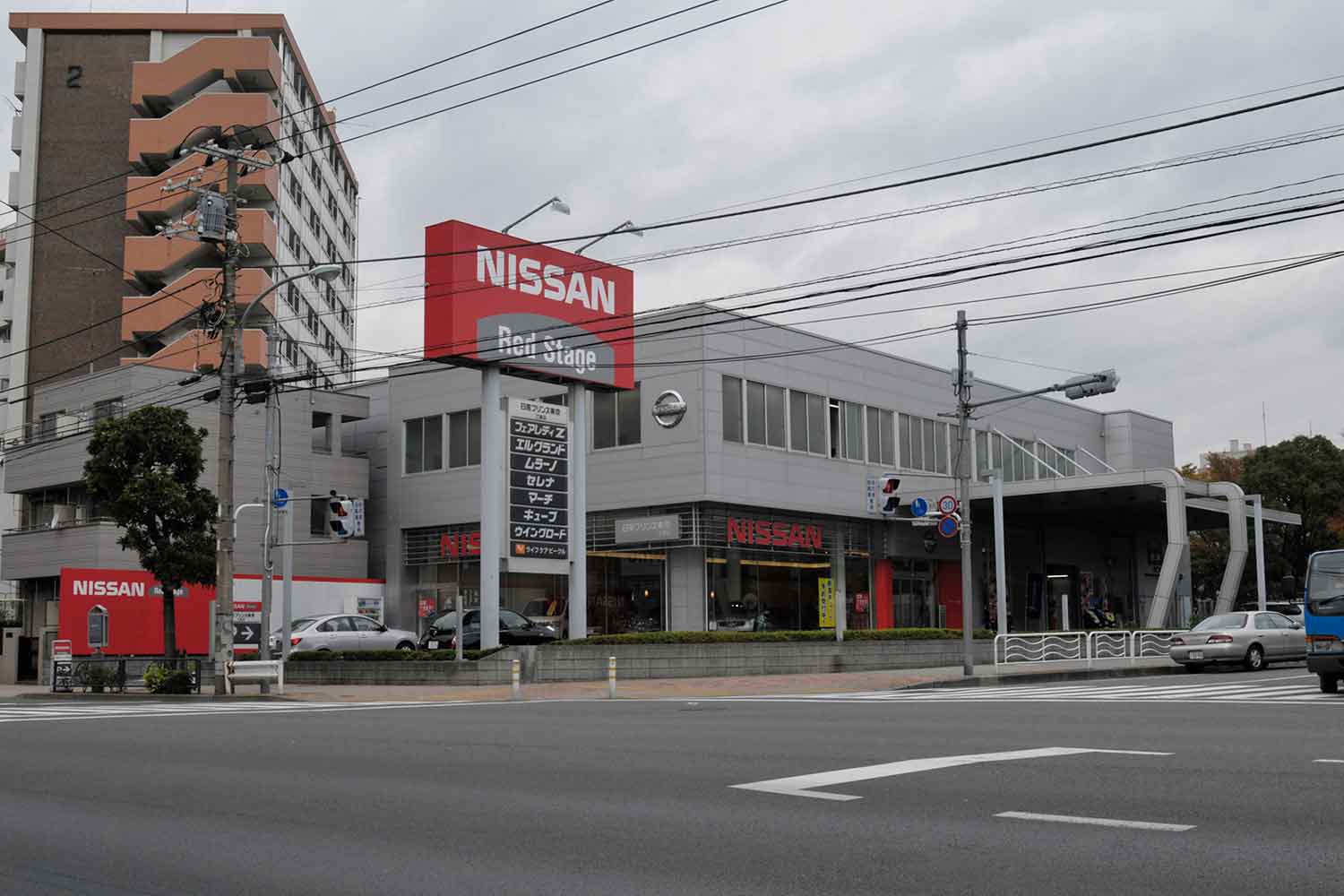 日産ディーラーの外観