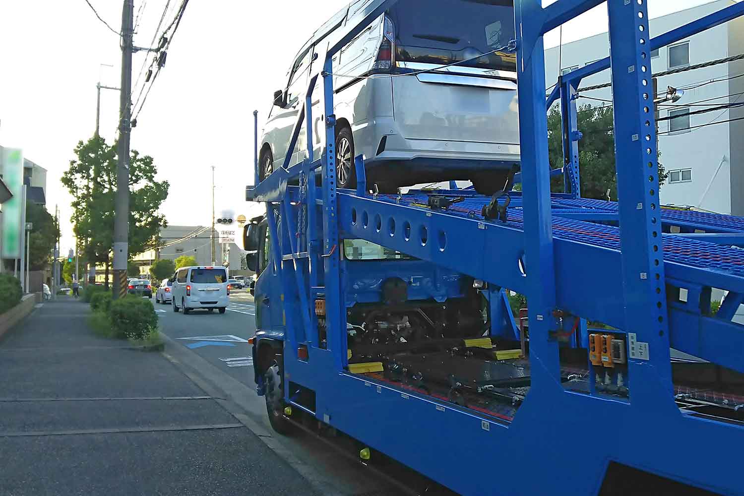 新車を運搬するキャリアカーのイメージ写真